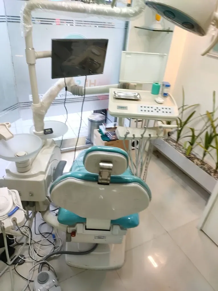 Dental chair and equipment at Hi Smile Dental Care, Bavdhan, Pune
