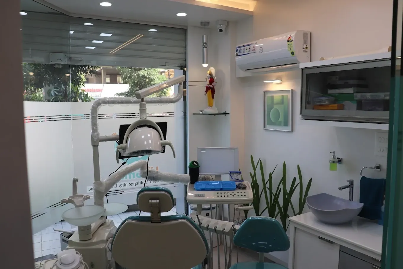 Treatment room at Hi Smile Dental Care, Bavdhan, Pune